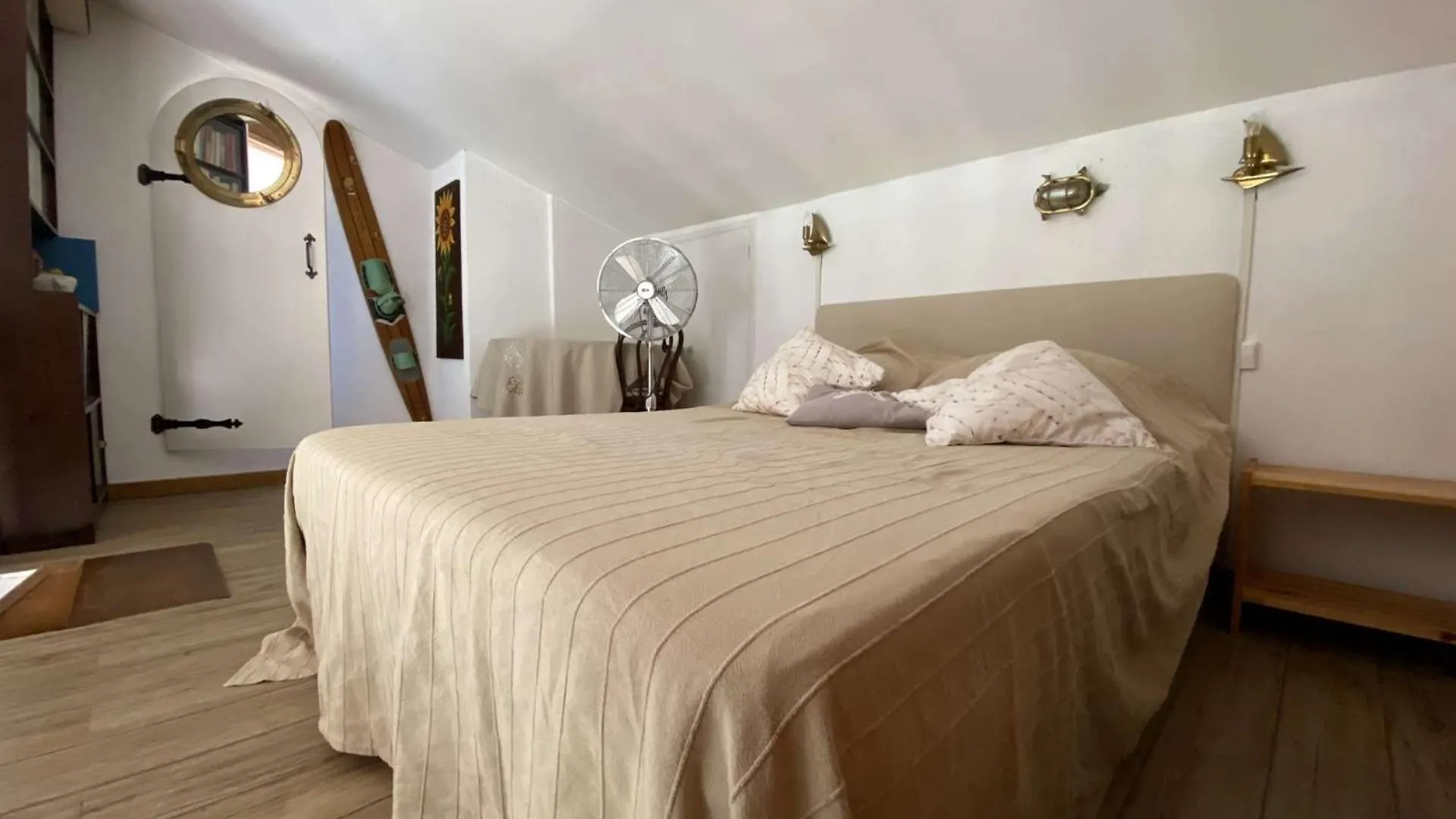 Appartement Avec Mezzanine Proche De La Place Du Village Porquerolles France