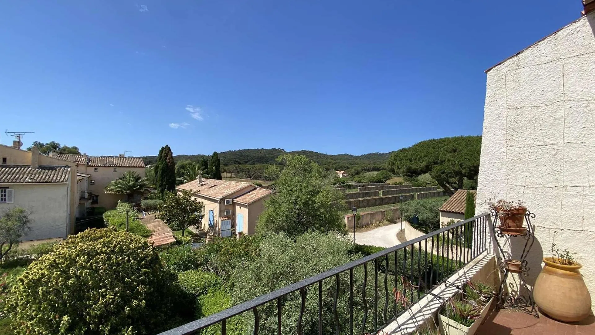 Appartement Avec Mezzanine Proche De La Place Du Village Porquerolles Apartment