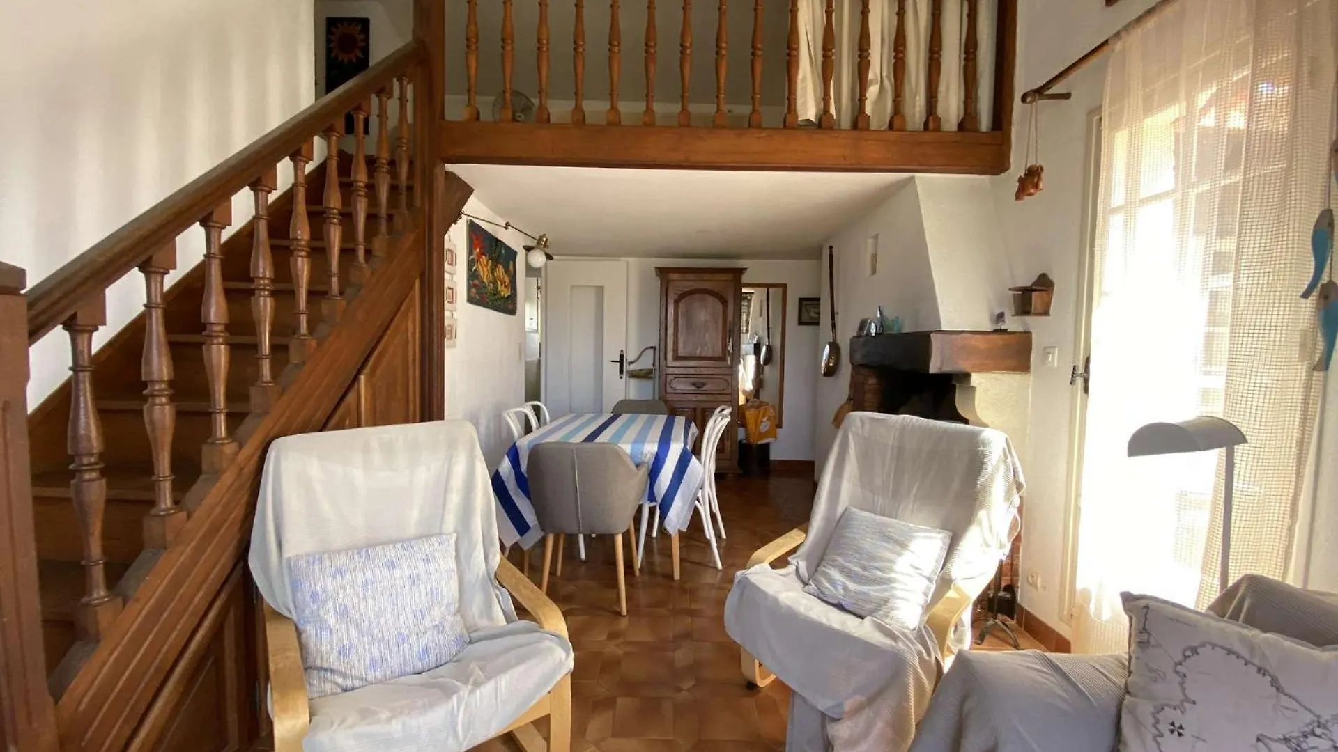 Appartement Avec Mezzanine Proche De La Place Du Village Porquerolles