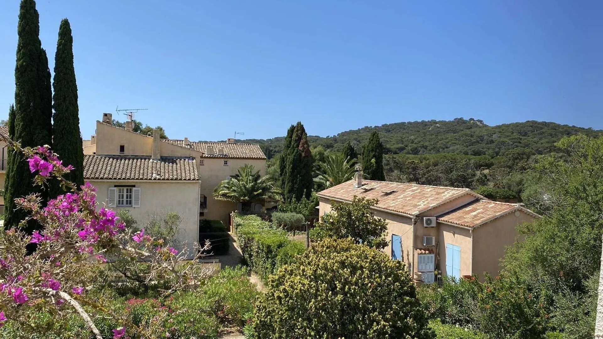 Appartement Avec Mezzanine Proche De La Place Du Village Porquerolles